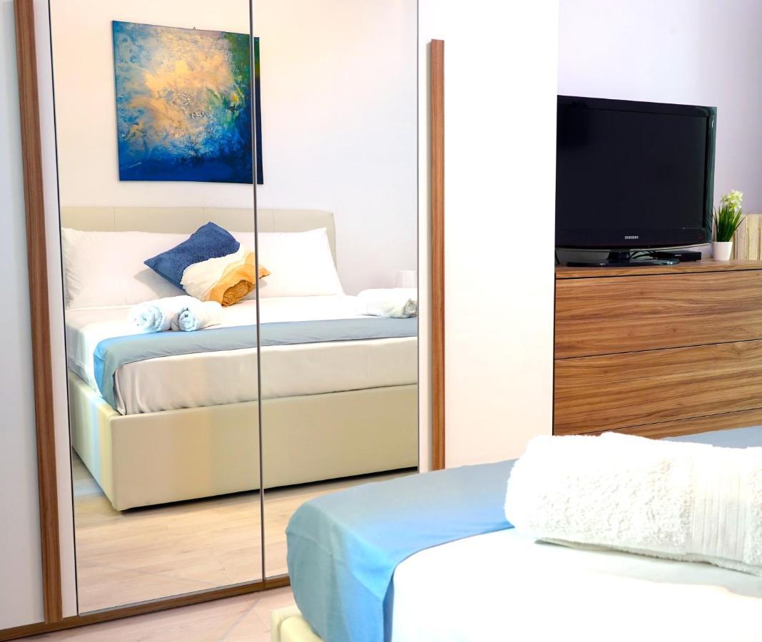 Hostly - Vittoria House - Near The Center With Private Parking Leilighet Napoli Eksteriør bilde