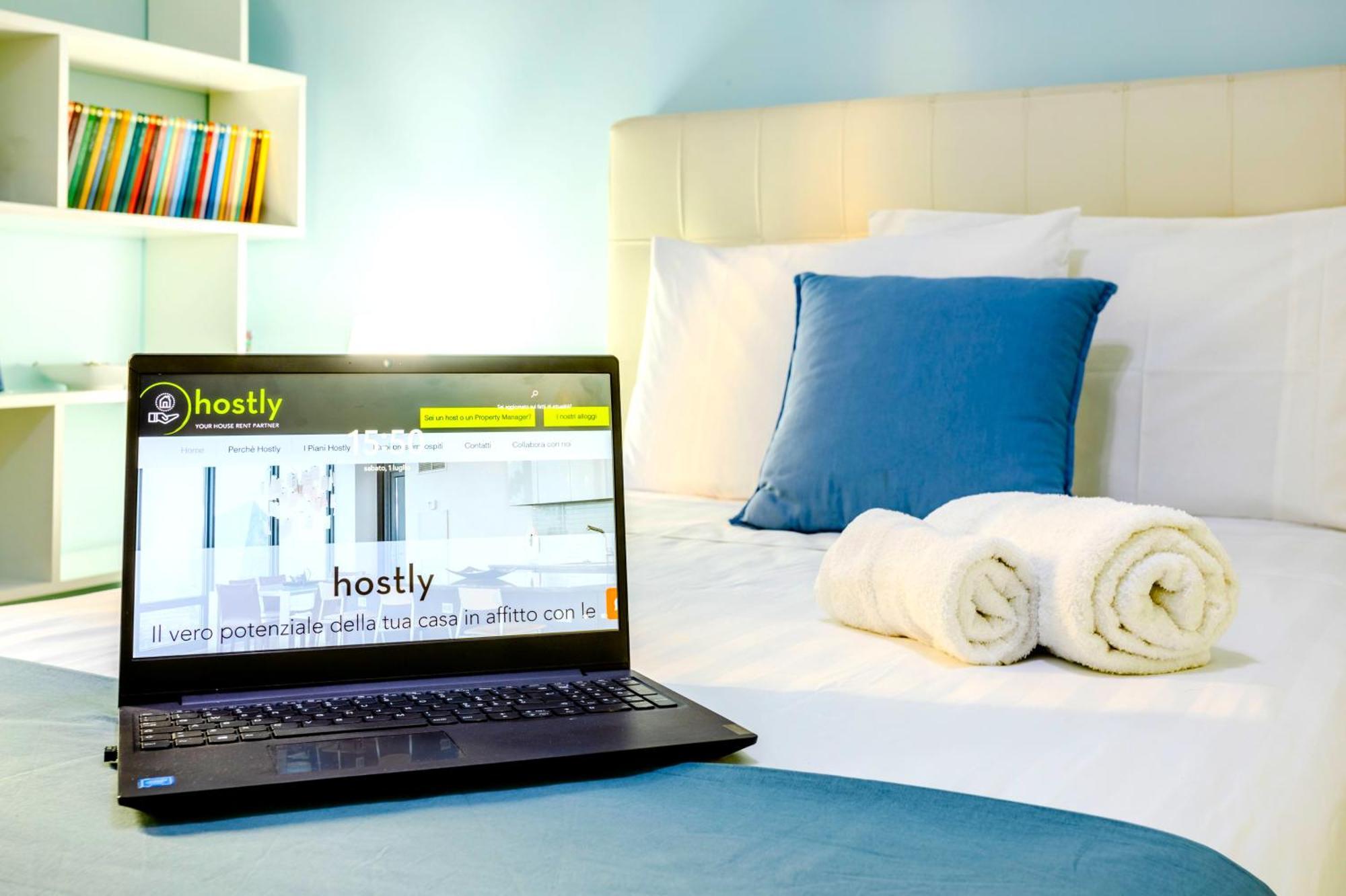 Hostly - Vittoria House - Near The Center With Private Parking Leilighet Napoli Eksteriør bilde