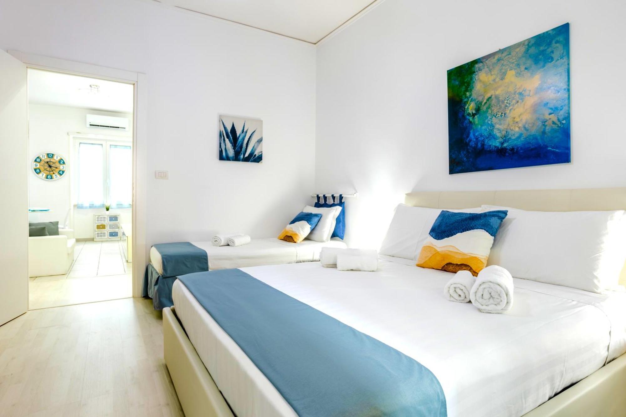 Hostly - Vittoria House - Near The Center With Private Parking Leilighet Napoli Eksteriør bilde