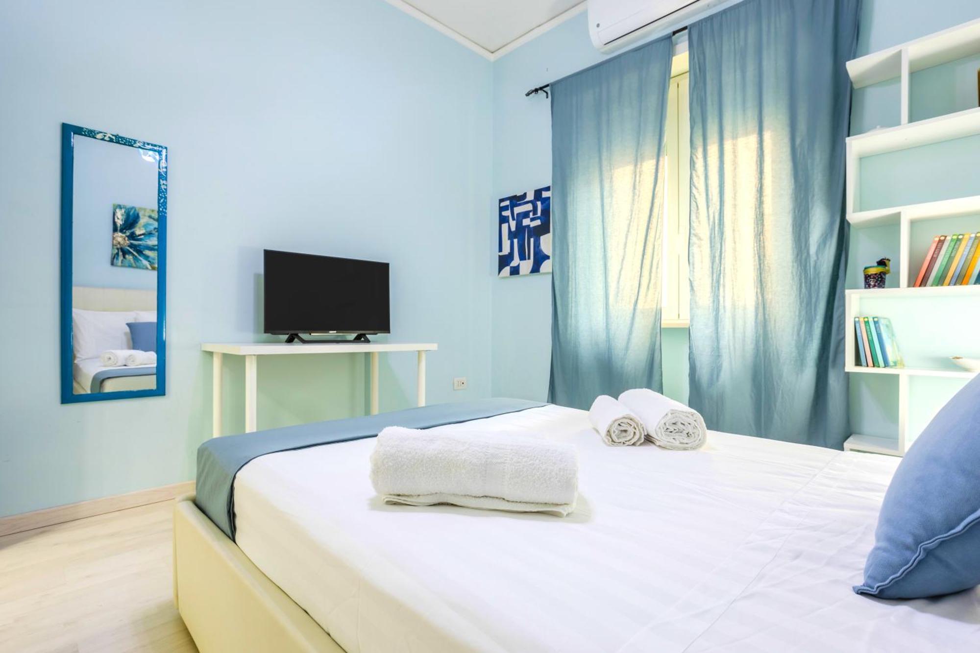 Hostly - Vittoria House - Near The Center With Private Parking Leilighet Napoli Eksteriør bilde
